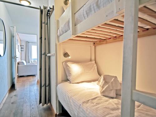 - une petite chambre avec des lits superposés dans l'établissement Appartement familial à Morel, proche des pistes, avec balcon ouest, wifi gratuit et conciergerie - FR-1-613-96, à Les Allues