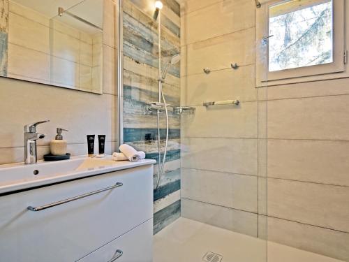 une salle de bain avec douche et lavabo dans l'établissement Appartement familial à Morel, proche des pistes, avec balcon ouest, wifi gratuit et conciergerie - FR-1-613-96, à Les Allues