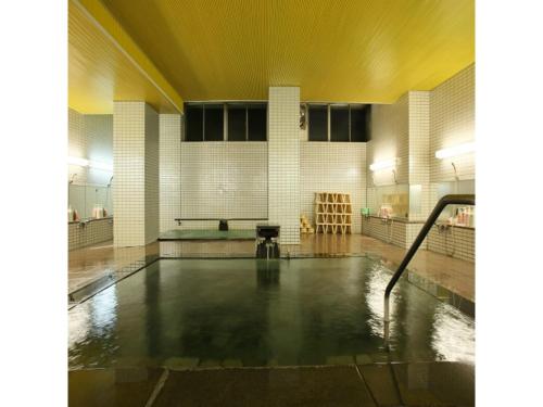 un gimnasio vacío con una piscina de agua en Shiga Palace Hotel - Vacation STAY 22531v en Shiga Kogen