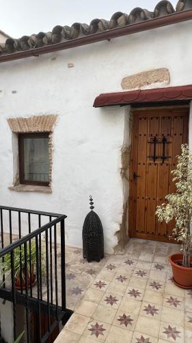 a white building with a door with stars on the floor at Apartamentos Jerez Siglo XIX in Jerez de la Frontera