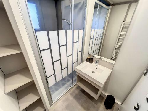 une salle de bain avec lavabo et douche dans l'établissement Chalet à Jullouville - 6 couchages, piscine chauffée, près de la plage et commerces - FR-1-361-523, à Jullouville