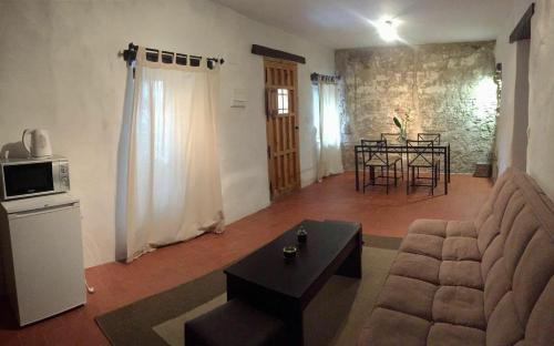 sala de estar con sofá y mesa en Apartamentos Jerez Siglo XIX, en Jerez de la Frontera
