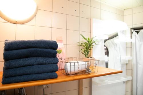 大阪市にあるAnju - Vacation STAY 15840のバスルームの棚にタオルを積み重ねる