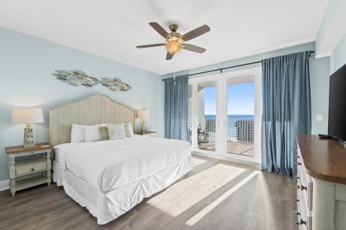 une chambre avec un lit et un ventilateur de plafond dans l'établissement Laketown Wharf Resort #1321 by Book That Condo, à Panama City Beach