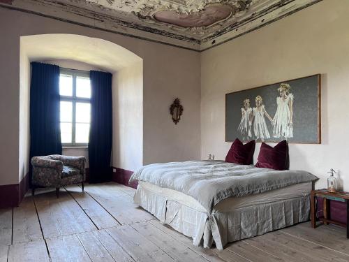 1 dormitorio con 1 cama y una pintura en el techo en Sanctum Schloss Haggenberg, 