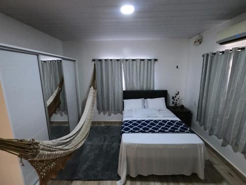 sypialnia z łóżkiem z hamakiem i oknem w obiekcie Mecejana Home w mieście Boa Vista