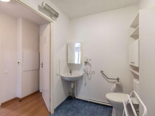 une salle de bain blanche avec un lavabo et des toilettes dans l'établissement T3 avec Jardin, Piscine, Sauna, Hammam - Proche Commodités, Ski et Thermes - 4 Pers, Luz-Saint-Sauveur - FR-1-402-135, à Luz-Saint-Sauveur