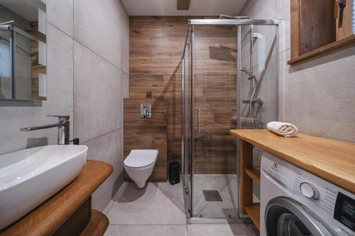 La salle de bains est pourvue d'une douche, de toilettes et d'un lavabo. dans l'établissement Galicowa Chata, à Murzasichle