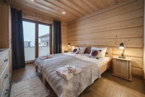 1 dormitorio con 2 camas y ventana grande en Galicowa Chata, en Murzasichle
