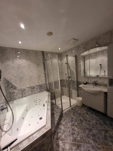 Ένα μπάνιο στο Cozy Apartment by Northsouth Apartments