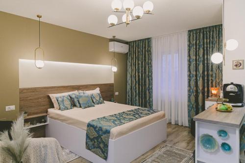 ein Hotelzimmer mit einem Bett und einem Schreibtisch in der Unterkunft Cochet Studio in Focşani