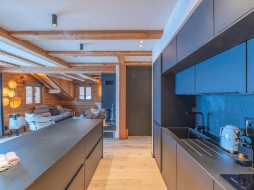 une cuisine avec un grand comptoir et un salon dans l'établissement Chalet de luxe, spa, ski aux pieds, Alpe d'Huez - FR-1-645-48, à Huez
