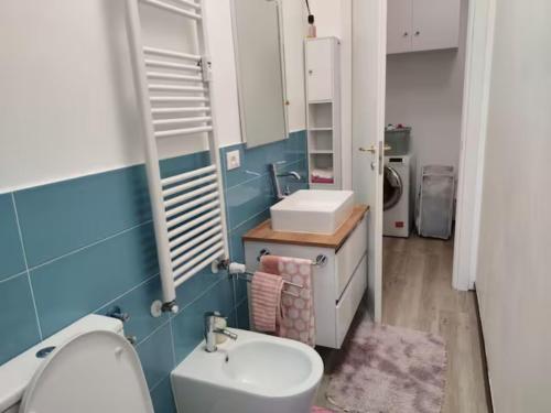 uma casa de banho com um WC e um lavatório em Bologna centro em Bolonha