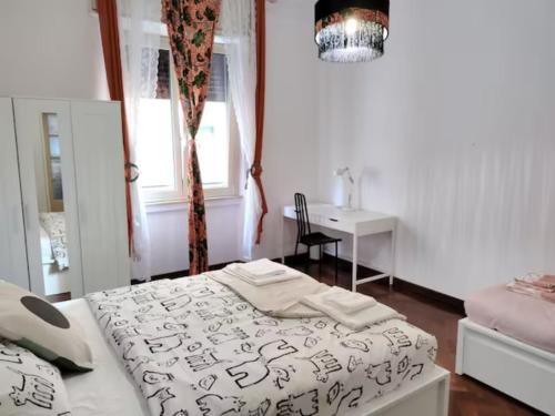 um quarto com uma cama, uma secretária e uma janela em Bologna centro em Bolonha