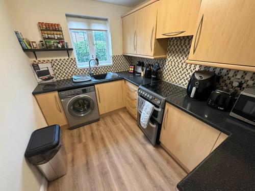 にあるEntire Modern House in Staffordshireのキッチン(洗濯機、シンク、食器洗い機付)