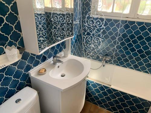 Koupelna v ubytování Charmante villa avec piscine à débordement aux Issambres - FR-1-768-44