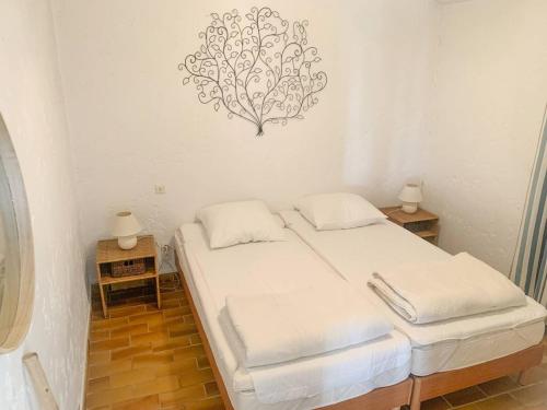 Postel nebo postele na pokoji v ubytování Charmante villa avec piscine à débordement aux Issambres - FR-1-768-44