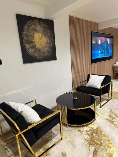 un salon avec deux chaises et une table dans l'établissement Sweet and Spa, à Marly-la-Ville