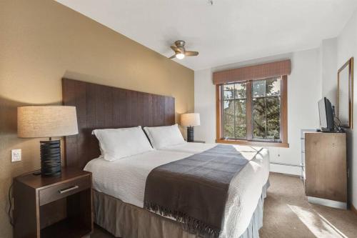 um quarto com uma cama grande e uma janela em Hyatt Main Street Station, steps to Peak 9 & downtown em Breckenridge