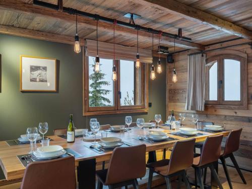 une salle à manger avec une grande table et des chaises en bois dans l'établissement Chalet Luxueux à Méribel - 15 Pers, Proche Centre, Navette Gratuite, Espace Wellness - FR-1-565-102, à Les Allues
