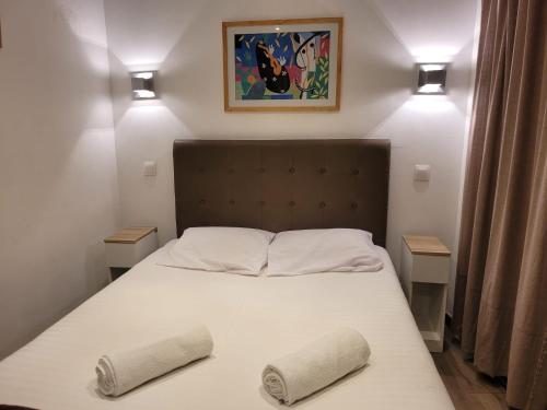 ein Schlafzimmer mit einem Bett mit zwei Kissen darauf in der Unterkunft Studio 7 Promenade des Anglais in Nizza