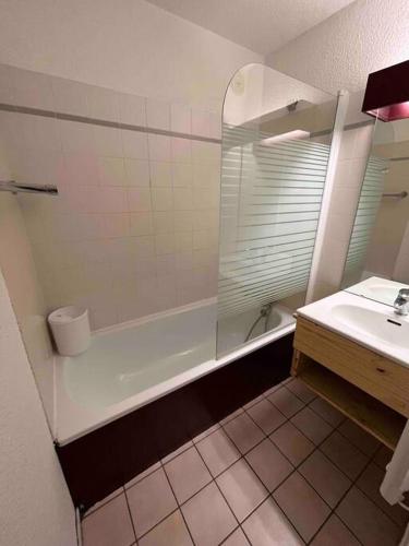 une salle de bain avec douche et lavabo dans l'établissement Alpe d'Huez - Confortable appartement à 150m des pistes - la Marmotte en Folie, à L'Alpe-d'Huez