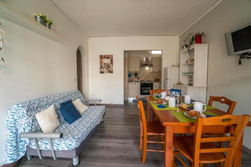 A kitchen or kitchenette at CapoSud - Appartamento Ancora