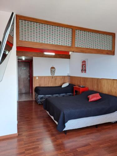 una camera con 2 letti di Aguas Azules a San Carlos de Bariloche