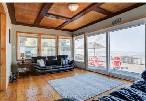 uma sala de estar com um sofá e vista para o oceano em Alice'wonderland em Beaverton