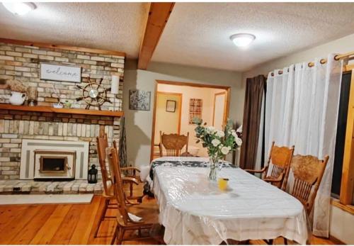 uma sala de jantar com uma mesa e uma lareira em Alice'wonderland em Beaverton