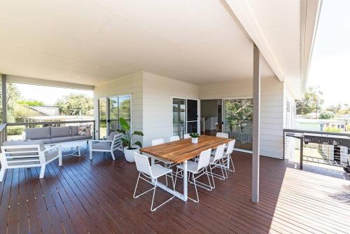 Balkón nebo terasa v ubytování The Deck ~ Goolwa. River and Beach - Pet friendly