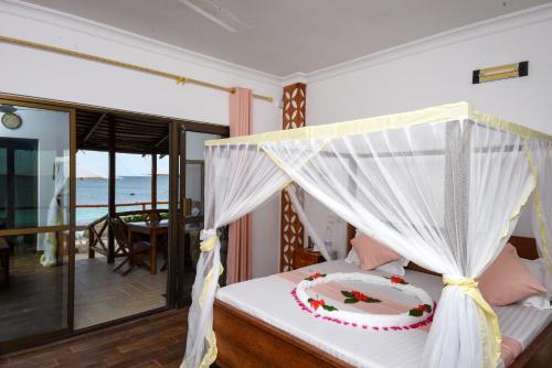 Blue Tides Hotel في نونغوي: غرفة نوم عليها سرير مع كيكة