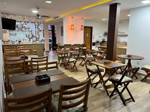 Un restaurante con mesas y sillas en una sala. en Casa Sabor Chocolate Mar, en Ubatuba