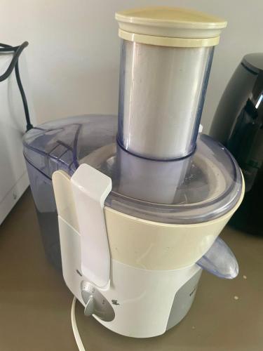 a white blender sitting on top of a counter at Unidades mobiliadas em condomínio in Lucas do Rio Verde