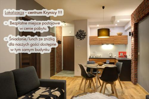 クリニツァ・ズドルイにあるApartament MARIAのキッチン、リビングルーム(テーブル、椅子付)