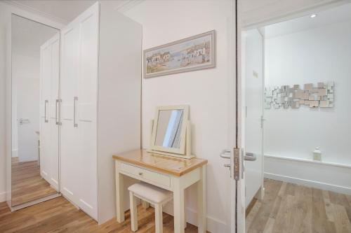 uma sala de vestir com uma secretária e um espelho em Selkies Retreat ✪ Grampian Lettings Ltd em Aberdeen