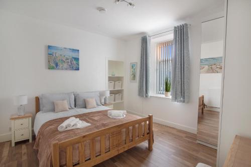 um quarto com uma cama e uma mesa de madeira em Selkies Retreat ✪ Grampian Lettings Ltd em Aberdeen