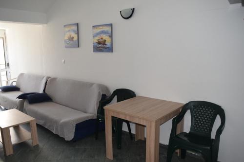 een woonkamer met een bank en een tafel bij Apartment Vidakovic in Budva