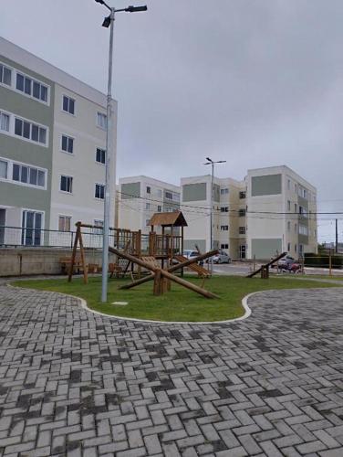 einen Park mit Spielplatz vor einem Gebäude in der Unterkunft Apto familiar para Semana Santa in Garanhuns