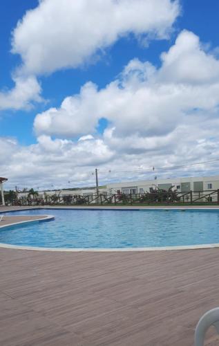 ein großer Pool mit blauem Himmel und Wolken in der Unterkunft Apto familiar para Semana Santa in Garanhuns