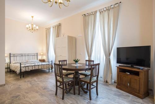 Μια τηλεόραση ή/και κέντρο ψυχαγωγίας στο B&B La Sosta - Vista Esclusiva Chiesa di Santa Rosa