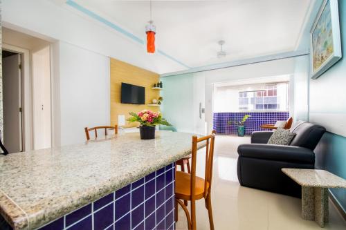 uma cozinha e sala de estar com mesa e cadeiras em Beira-Mar maravilhoso! Ideal para nômades digitais! em Salvador