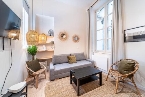 un salon avec un canapé et deux chaises dans l'établissement Chic Loft near Opera - Heart of Lyon Opéra Suites - ARETHA, à Lyon