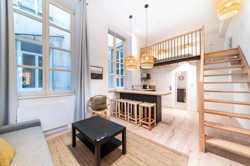 un salon avec un escalier et une table dans l'établissement Chic Loft near Opera - Heart of Lyon Opéra Suites - ARETHA, à Lyon