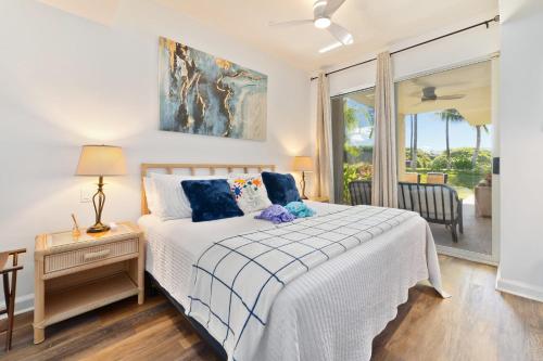 Habitación blanca con cama y ventana en Hilton Pool Pass Included - Luxe Villa, en Waikoloa