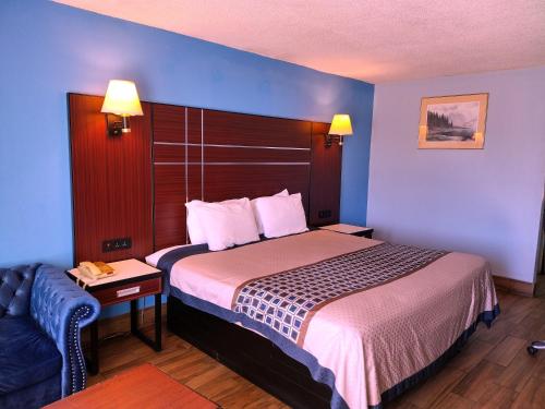 a hotel room with a bed and a couch at Rodeway Inn in Richland