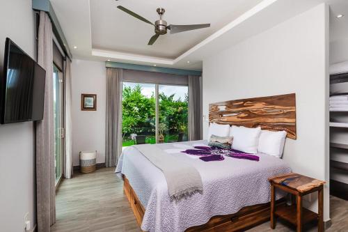 um quarto com uma cama e uma ventoinha de tecto em Choza Bella em Brasilito