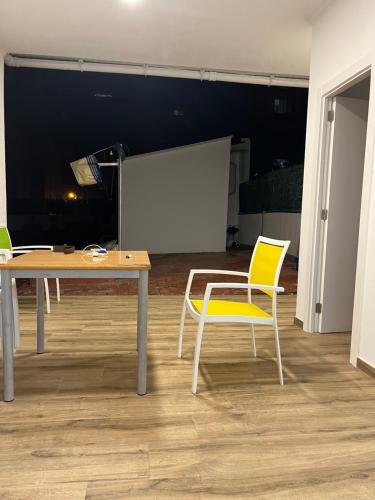 einen Tisch, zwei Stühle und eine Leinwand in der Unterkunft La Meridian II in Barcelona