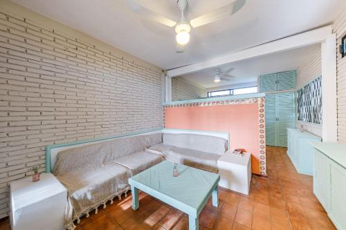 - un salon avec un canapé et une table dans l'établissement Hotel Flor de Maria, à Puerto Escondido