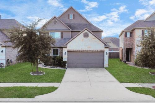 une grande maison avec garage dans une cour dans l'établissement Family Friendly 4Bdroom With Backyard, à Houston